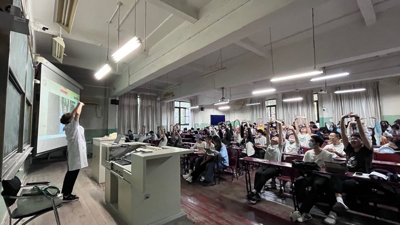 按摩手法：足疗按摩的手法多种多样，常见的有揉、按、推、搓等。以下以揉法为例：